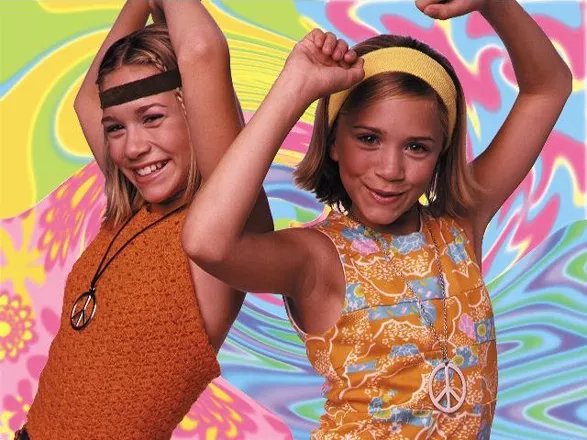 The game's introduction shows Mary-Kate & Ashley dancing separately and together in different costumes