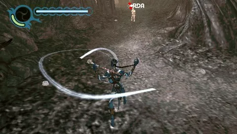 James Cameron&#x27;s Avatar: The Game PSP The warrior practicing his staff in front of an RDA soldier